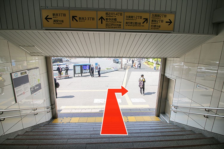 階段を下りたら右に進みます