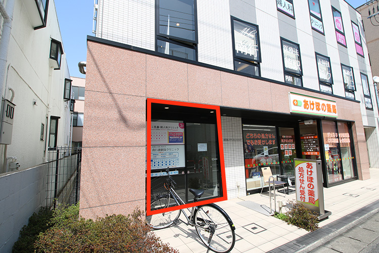 こちらの入口に入りエレベーターで3階にお上がりください。