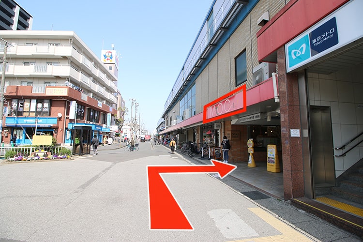 右のメトロセンターに入ります