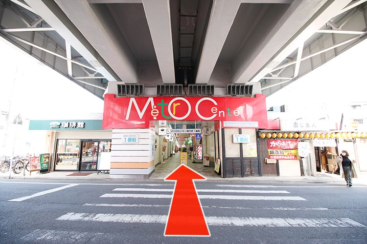 横断歩道を渡り直進します